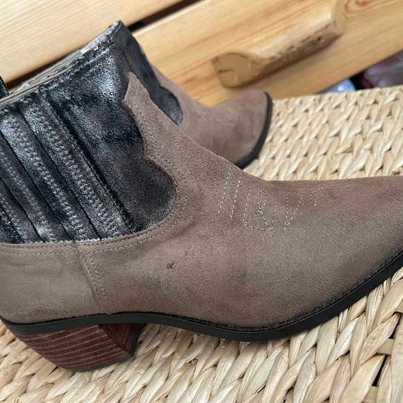 Band of Gypsies Micro Cow Suede leather borderline western  ankle booties - Picture 2 of 6